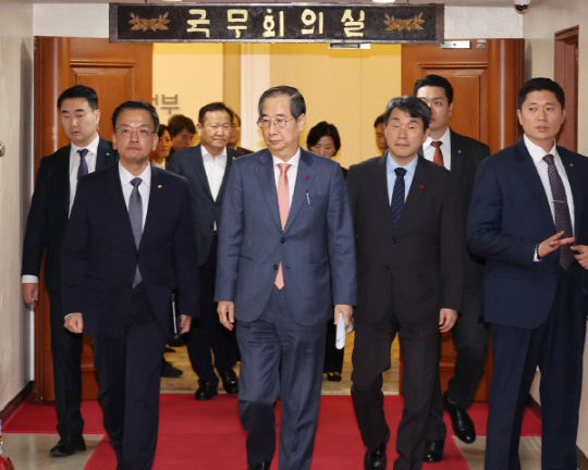 한덕수 국무총리와 장·차관들이 4일 서울 종로구 정부서울청사 국무회의실에서 현안 논의를 마치고 회의장을 나서고 있다. 연합뉴스